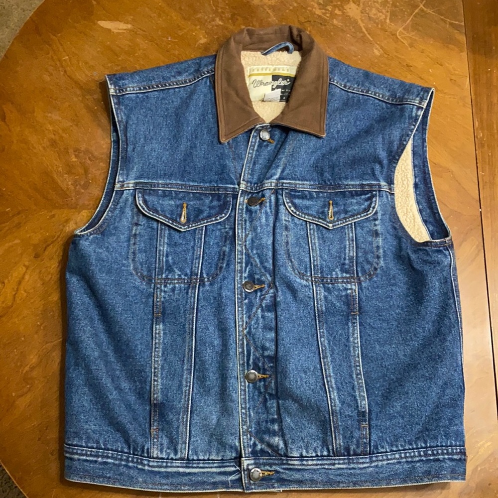 Wrangler Premium Quality Gear Outer Wearing vest. Sherpa inner lining.